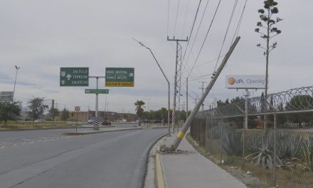 ¡Peligro en la Monterrey-Saltillo! Poste de la CFE está a punto del colapso