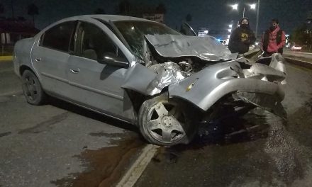 Ebrio destroza su auto contra camioneta al norte de Saltillo