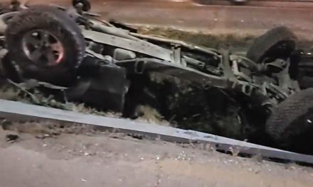 Texano destroza su camioneta en Morelos; tras choque cabina se separa del chasis