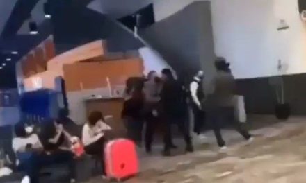 Seguridad de Edwin Luna golpea a reportero a su llegada con Kimberly Flores al aeropuerto de Monterrey