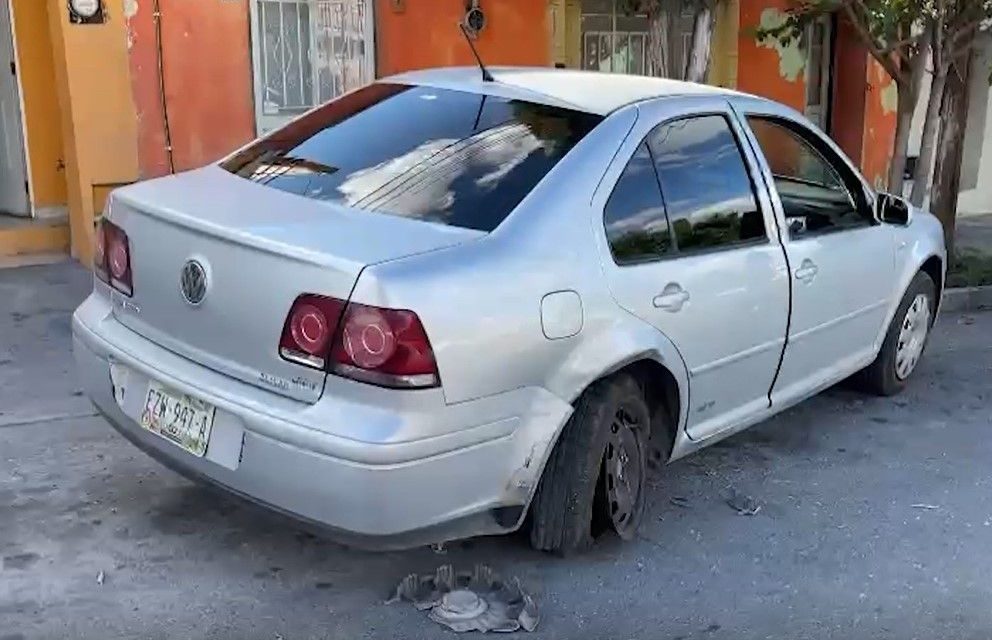 Por ir en el celular, mujer vuelca en el Centro de Saltillo