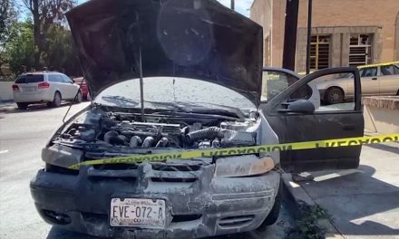 Corto circuito ocasiona un incendio de un vehículo en el centro de Saltillo