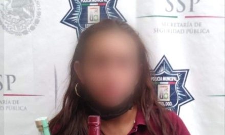 Botella tras botella mujer se roba tres ‘pomos’ para dar el Grito; es detenida