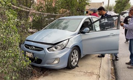 Adolescente choca y deja a mujer lesionada en Saltillo