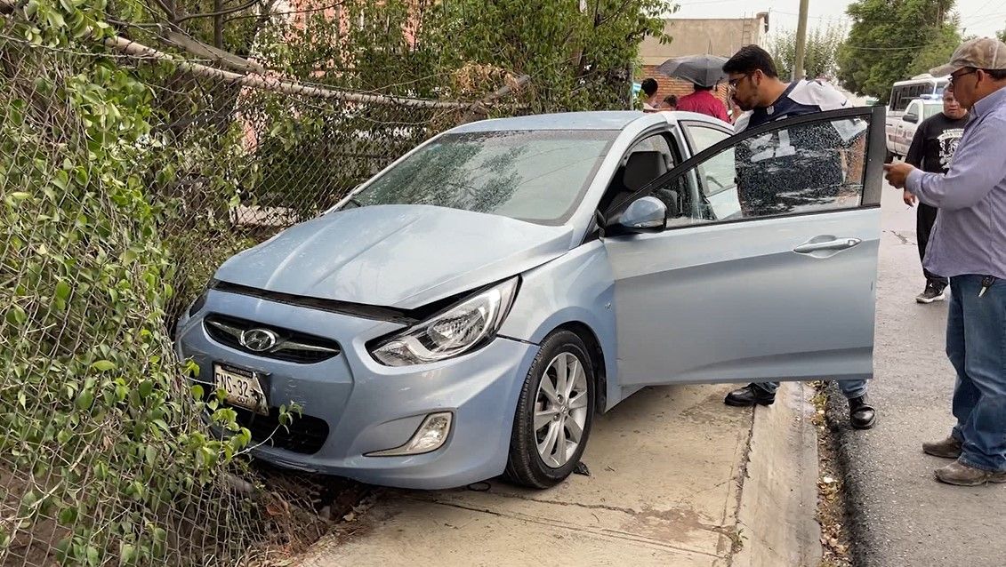 Adolescente choca y deja a mujer lesionada en Saltillo