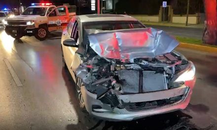 Ebrio conductor le da ‘un llegue’ a troca al norte de Saltillo