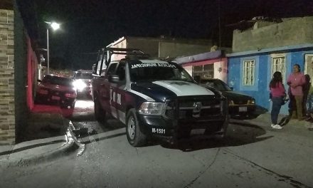 ¡Rijosos y montoneros! Pelean a tubos, palos y piedras al poniente de Saltillo