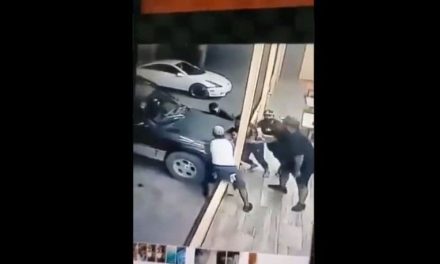 Mujer empuja camioneta y muere prensada en Sonora