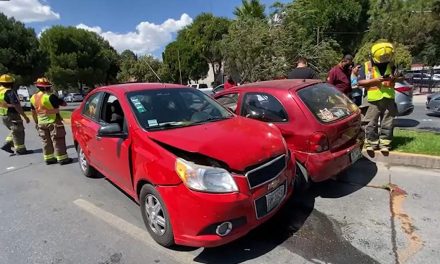 Conductor choca contra auto y lesiona a embarazada en Saltillo