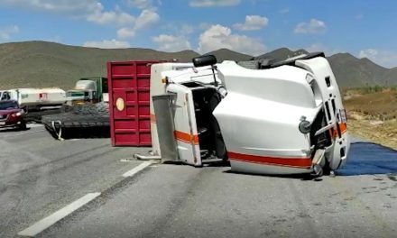 Trailero vuelca en la Monterrey-Saltillo