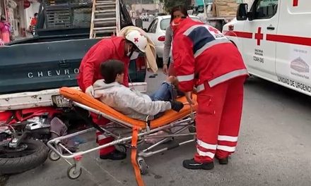 Se pasa el alto y se lleva de encuentro a motociclista en Saltillo