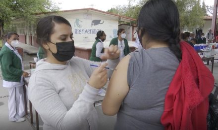 Jóvenes de Ramos responden a aplicación de primera dosis