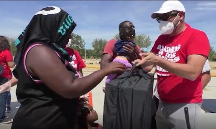 Fundación RCG entrega apoyos a migrantes en Acuña