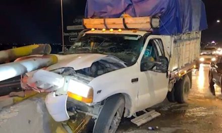 Ebrio y ‘avanzón’ choca contra estructura de El Sarape en Saltillo