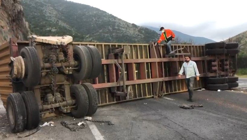 Tráiler se queda sin frenos y termina volcado en la Carretera 57