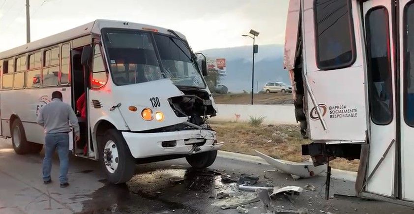 Conductor de transporte de personal se queda dormido y ocasiona un choque en Saltillo