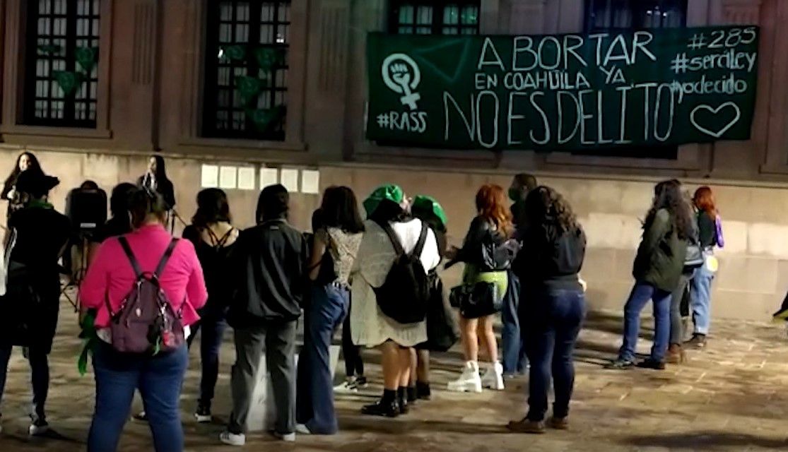 Feministas de Saltillo se manifiestan a favor del aborto legal y seguro