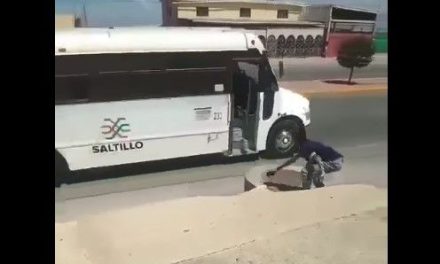 Niño le propina un ‘gallinazo’ a combi de Saltillo