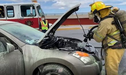 Por cortocircuito arde vehículo en Saltillo