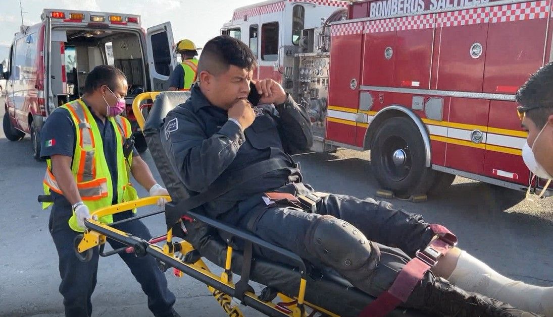 Policía choca contra auto y resulta lesionado en Saltillo