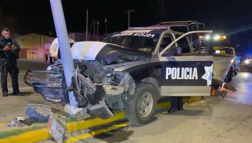 En Saltillo, conductor choca una patrulla y huye corriendo