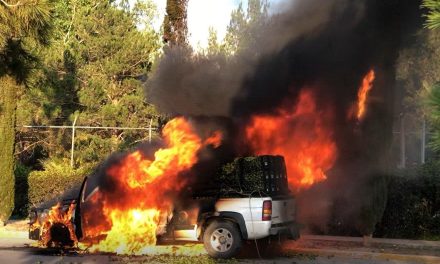 Falla mecánica deja camioneta en pérdida total al oriente de Saltillo