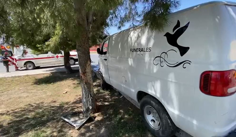Choca vehículo de funeraria
