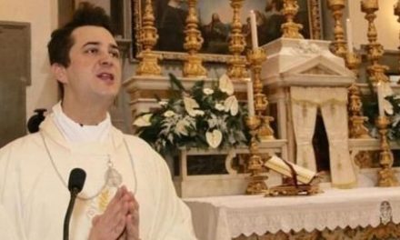 Usaba diezmo para hacer orgías con drogas; detienen a sacerdote italiano