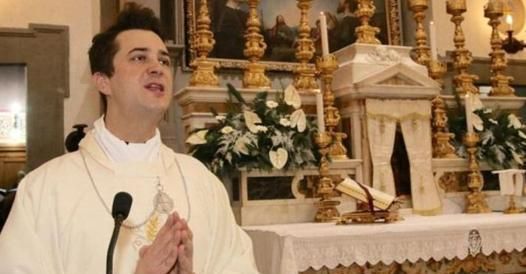 Usaba diezmo para hacer orgías con drogas; detienen a sacerdote italiano
