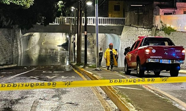 Muere automovilista ahogado dentro de su vehículo tras intensas lluvias en Jalisco