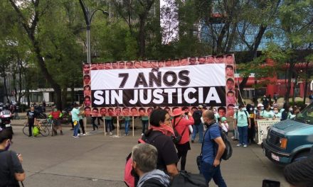 Marcha Ayotzinapa avanza, familiares se preparan para mitin tras 7 años de no recibir respuestas