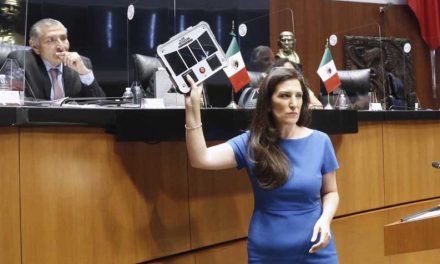 Senadora del PAN regala ‘detector de mentiras’ a secretario para usarlo con AMLO