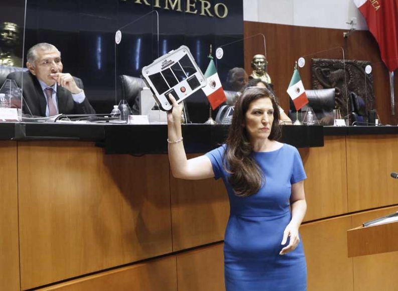 Senadora del PAN regala ‘detector de mentiras’ a secretario para usarlo con AMLO