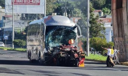 Autobús embiste 5 autos en Veracruz; al menos 2 muertos y 14 heridos (video)