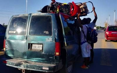 Detienen a jóvenes por darle ride a haitianos… los acusan de tráfico de personas