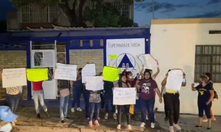 Protestan mujeres ex anexadas afuera de centro de rehabilitación