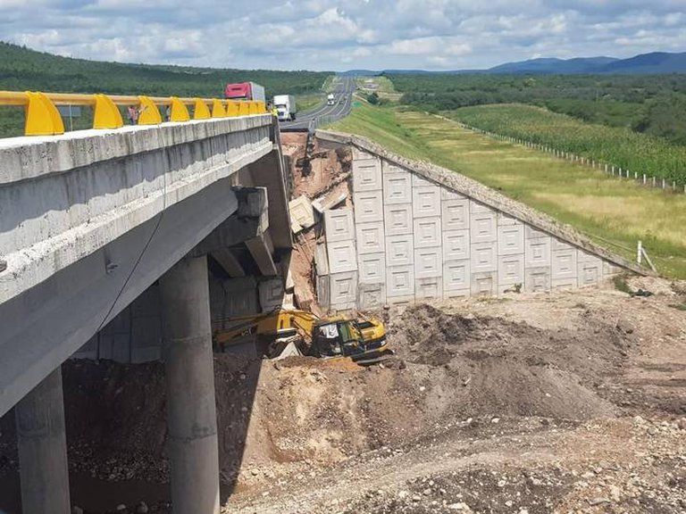 Deja un muerto colapso de puente en carretera de San Luis Potosí