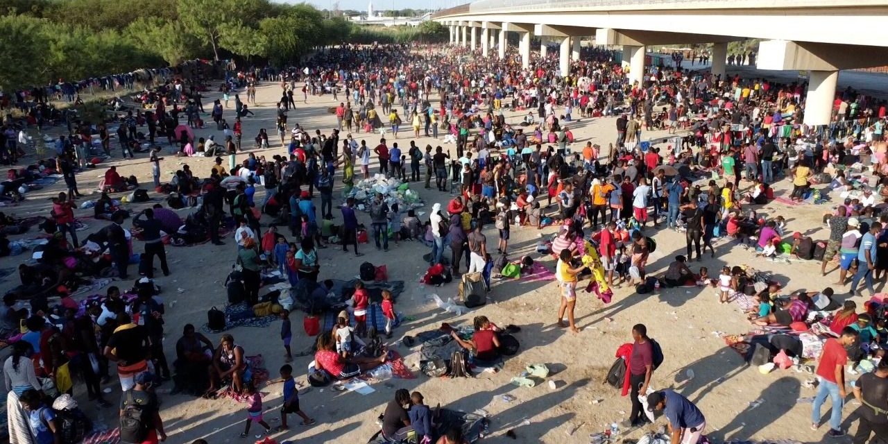 Esperan a ser deportados 9 mil migrantes en Del Río
