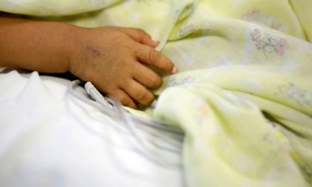 Pequeña de dos años al borde de la muerte; televisión le caen encima en Saltillo