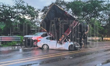 Pierde la vida de forma aterradora, tráiler le cae encima en carretera