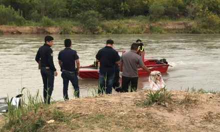 Niña es arrastrada por la corriente en el Río Bravo; migrantes acusan a agentes de Estados Unidos de cortar la cuerda