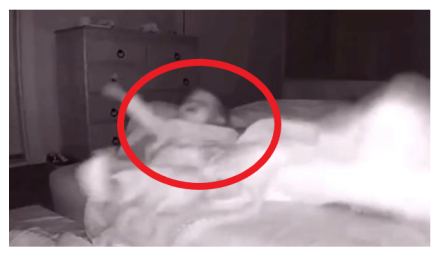 Y el padre del año es: patea a bebé pensando que es el perro (video)