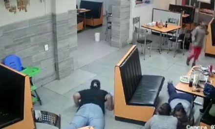 Asaltantes atacan a machetazos a clientes de un restaurantes en San Luis