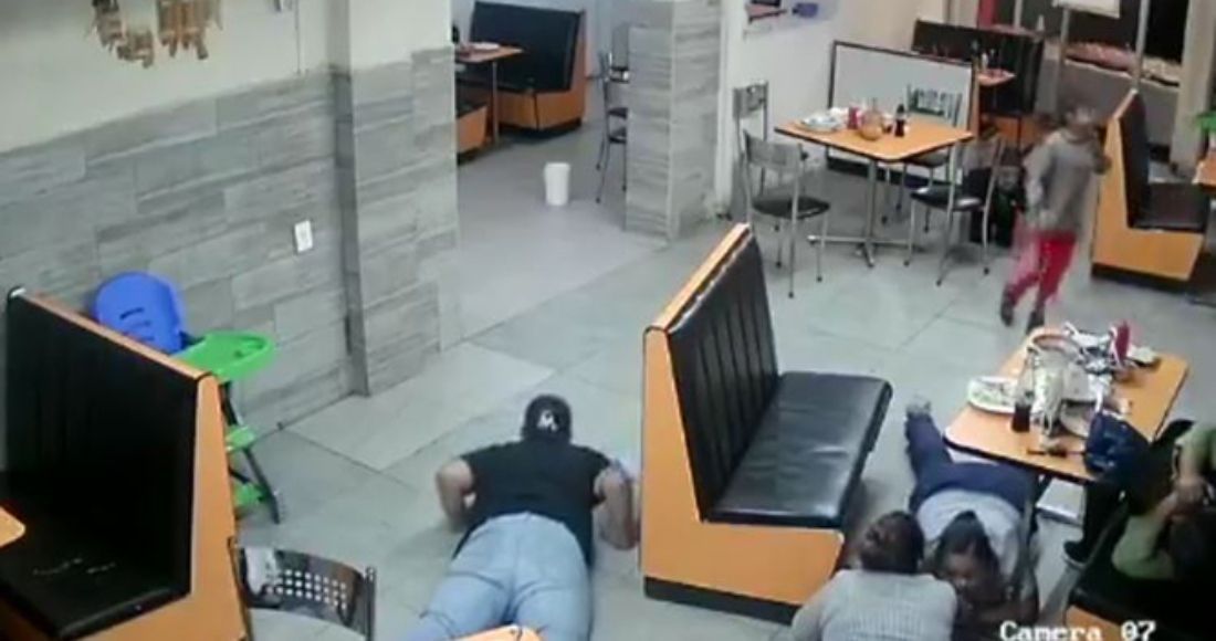 Asaltantes atacan a machetazos a clientes de un restaurantes en San Luis