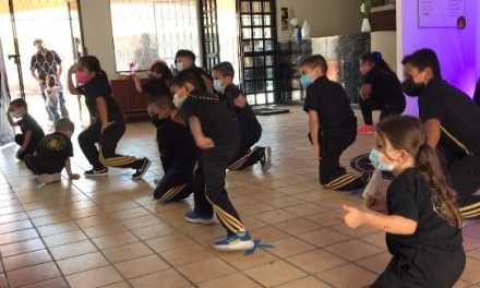 Los niños bailan y se divierten en la escuela Organización Mexicana de Break Dance