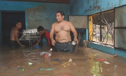 Morelos con el agua ‘hasta el cuello’ y el ‘Cuau’ jugando golf