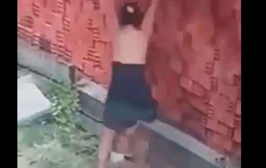 Súper mamá: protege con el cuerpo a su hijo de colapso de barda (video)