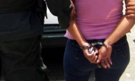 Mujer tiene pelea con su novio, le avienta el celular a la cara y lo mata