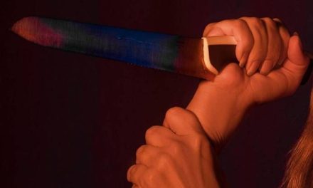 Hombre se niega a pagarle a sexoservidora y ella lo apuñala en el pecho