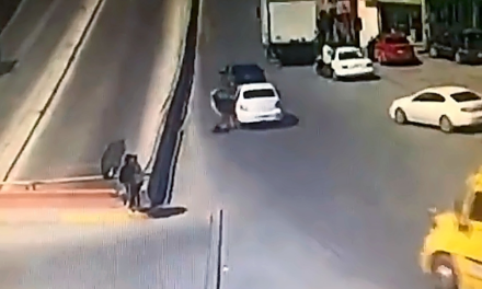 Mujer salta de auto en movimiento para evitar secuestro (video)